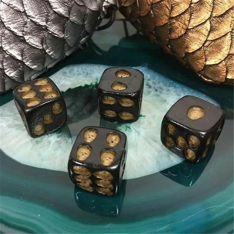 

5 Pcs Carved Skull Dices Resin Toys Entertainment Game Portable for Halloween Party PAK55