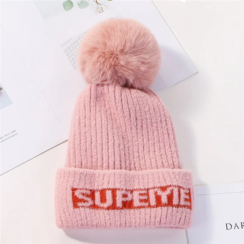 USPOP Новая модная зимняя женская шапка с буквенным принтом skullies, бархатные шапки с подкладкой, толстые теплые вязаные шапки, Повседневные шапки с буквенным помпоном - Цвет: Розовый