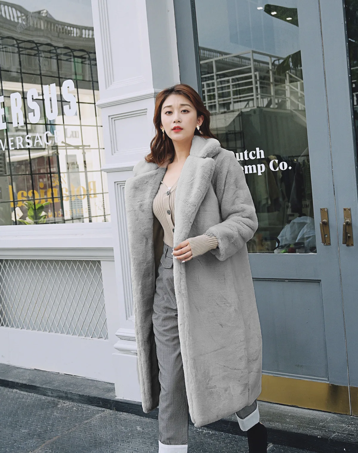 Длинное плюшевое пальто, Женское зимнее пальто, Женское пальто из искусственного меха с отворотом, женская повседневная куртка из искусственного меха, женские толстые теплые корейские пальто WJ431