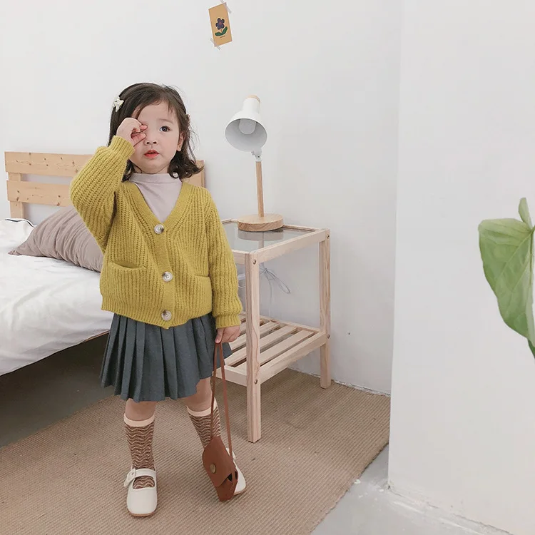 Осенние модные однотонные свитеры в Корейском стиле для девочек, кардиган, вязаный свободный свитер с v-образным вырезом