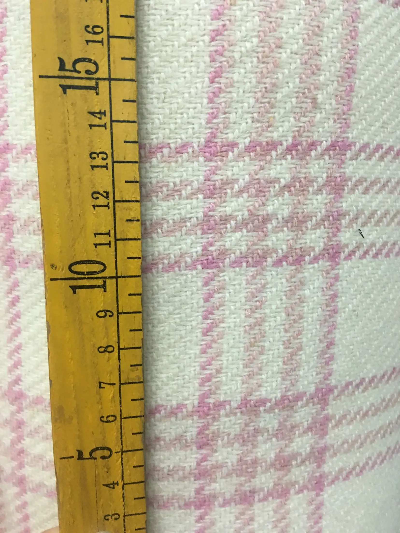 Шерстяная и вискозная клетчатая ткань молочно-белая и розовая клетчатая тканая с гораздо менее блестящей линией