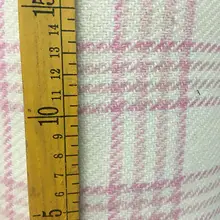 Шерстяная и вискозная клетчатая ткань молочно-белая и розовая клетчатая тканая с гораздо менее блестящей линией