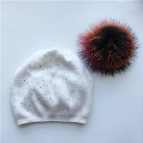 White colorful fur Зимняя шерстяная шапка, стразы, натуральный мех енота, помпон, шапка для женщин, теплая шерстяная вязанная Повседневная шапка, женские шапки, зимние меховые шапки - Цвет: White colorful fur