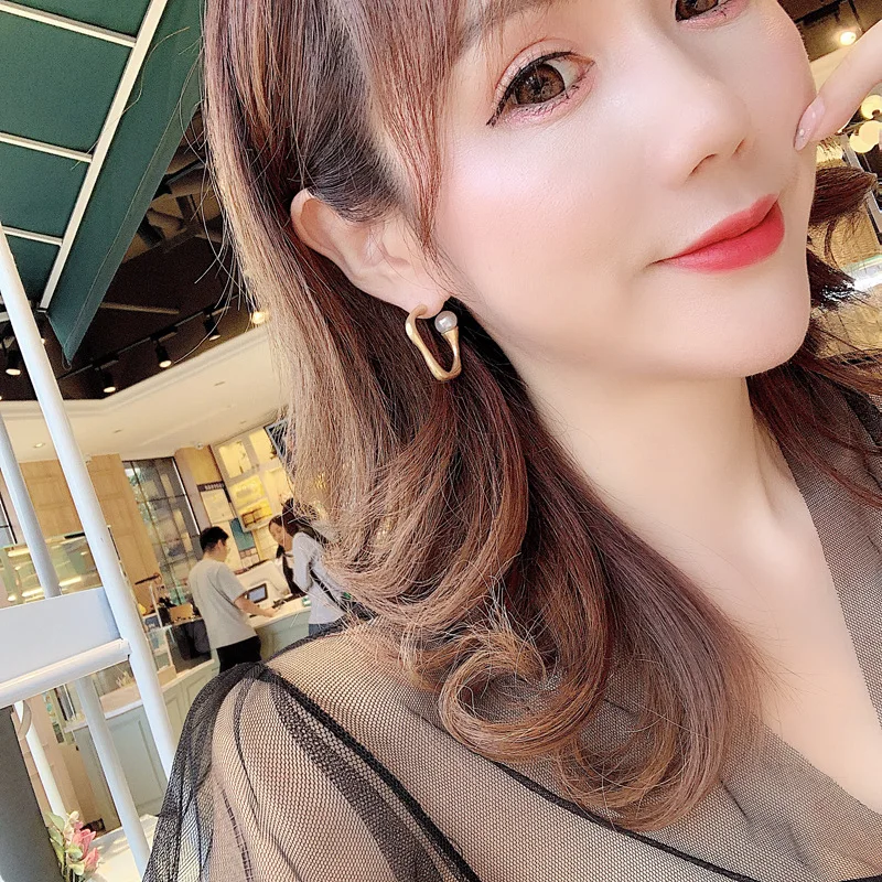 Carvejewl Simple Geometric Irregular Circle Hoops Earrings for Women Jewelry Unique design gold plating simulated pearl earrings
