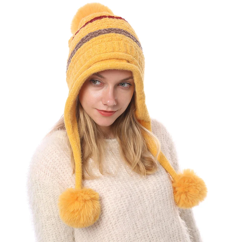 GOPLUS вязаная женская шапка в полоску с меховым помпоном, мягкая хлопковая шапка s Beanie, повседневная Милая Толстая теплая шапка, зимние шапки для женщин - Цвет: Цвет: желтый