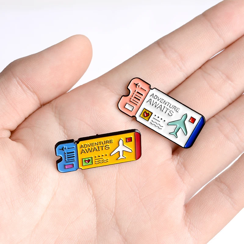 Entdecken Sie Luftfahrt-Emaille-Anstecknadeln, Abenteuer erwartet Broschen, Flugticket, Anstecknadel, Abzeichen, Accessoires, Cartoon-Schmuck, Abenteurer-Geschenke – Detail 8