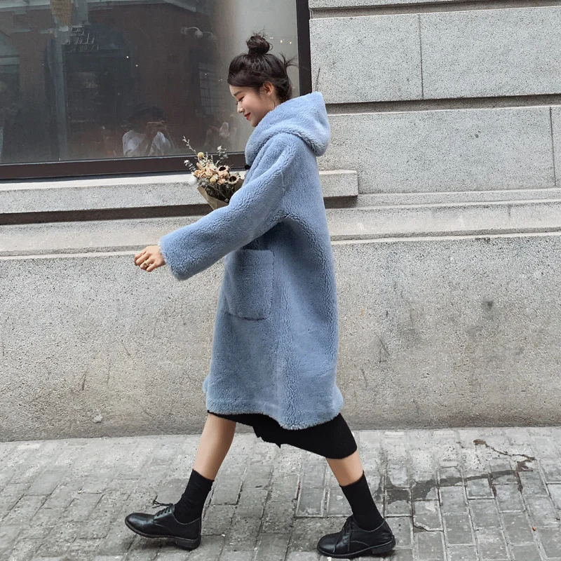 Sheep shearing jacket woman winter new fur lamb fur one in the long section woolen horn buckle coat female