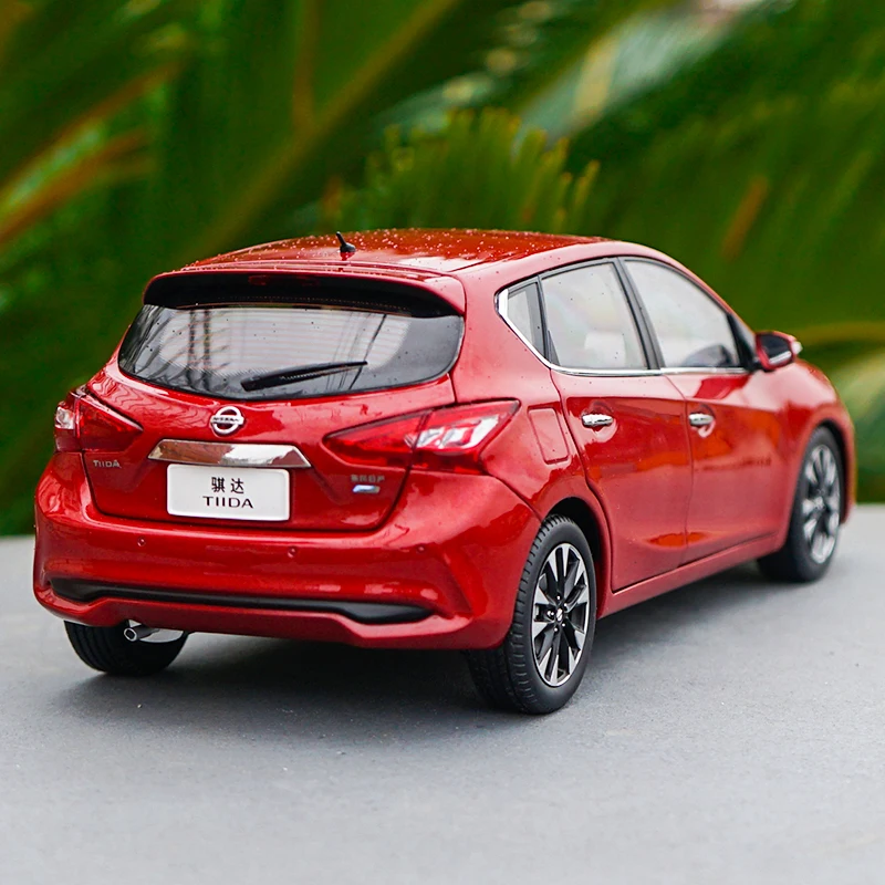 Производитель 1:18 Dongfeng Nissan, NISSAN TITDA литая модель автомобиля с небольшим подарком