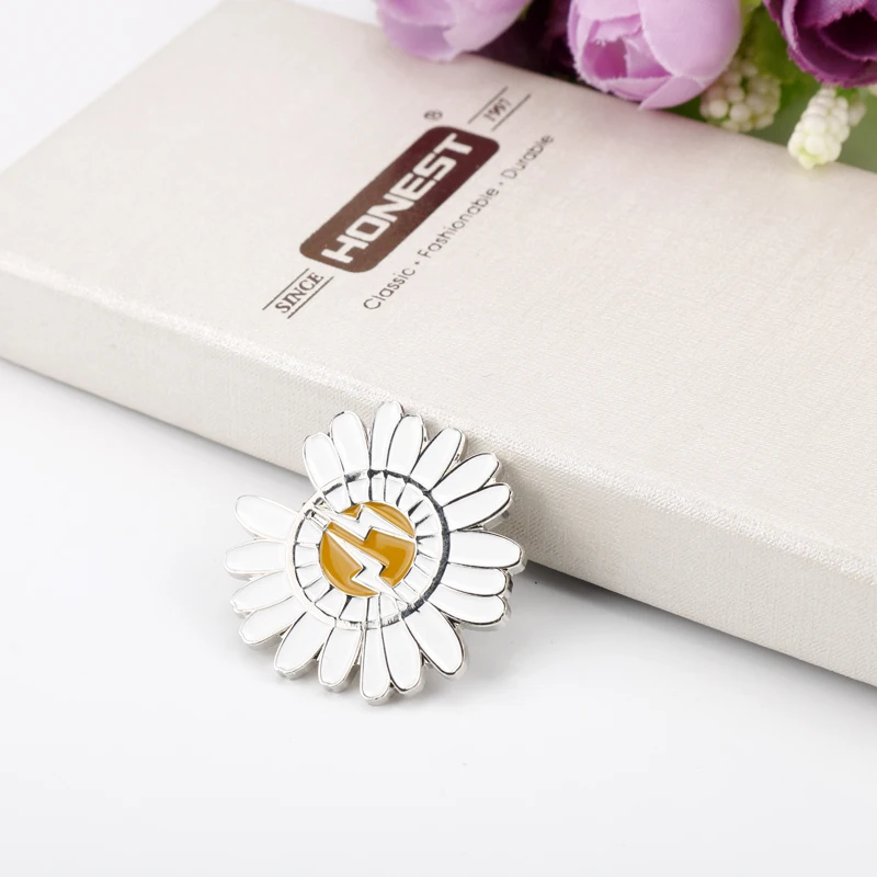 2019 New Bigbang G-Dragon Cute Metal Badge White Daisy Flower