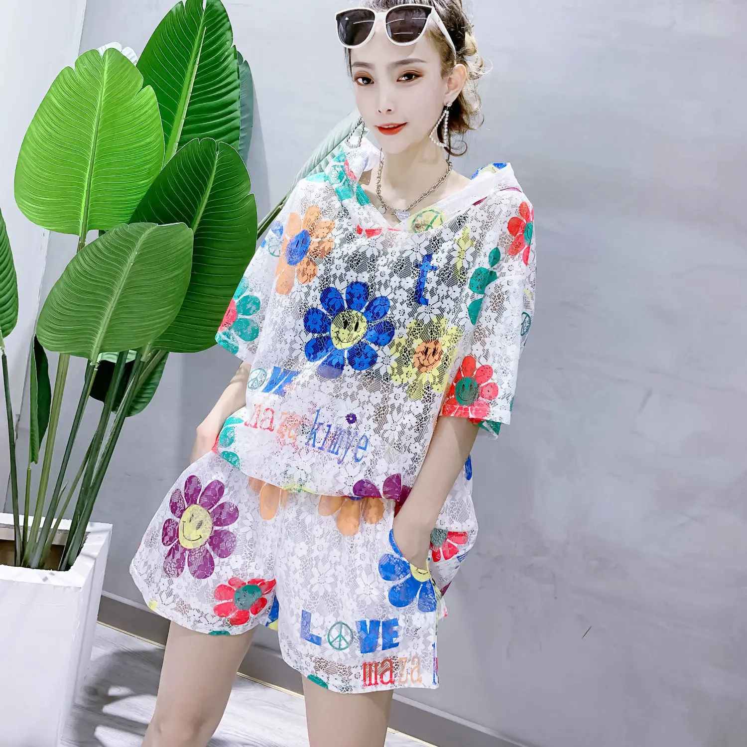 Outfits female 2020 summer new foreign style loose sunflower mesh lace short sleeve T-shirt shorts two-piece set