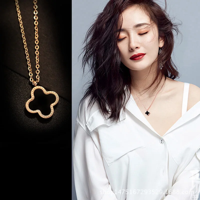 

18K Titanium Steel Rose Gold Stainless Steel Clover Flower Necklace Black And White with Pattern Shell Classic Necklace