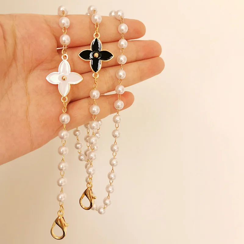 INS Hot Multi-purpose Chain Black and White Drip Oil Four-leaf Clover Pearl Sweater Temperament Simple Glasses Mask |