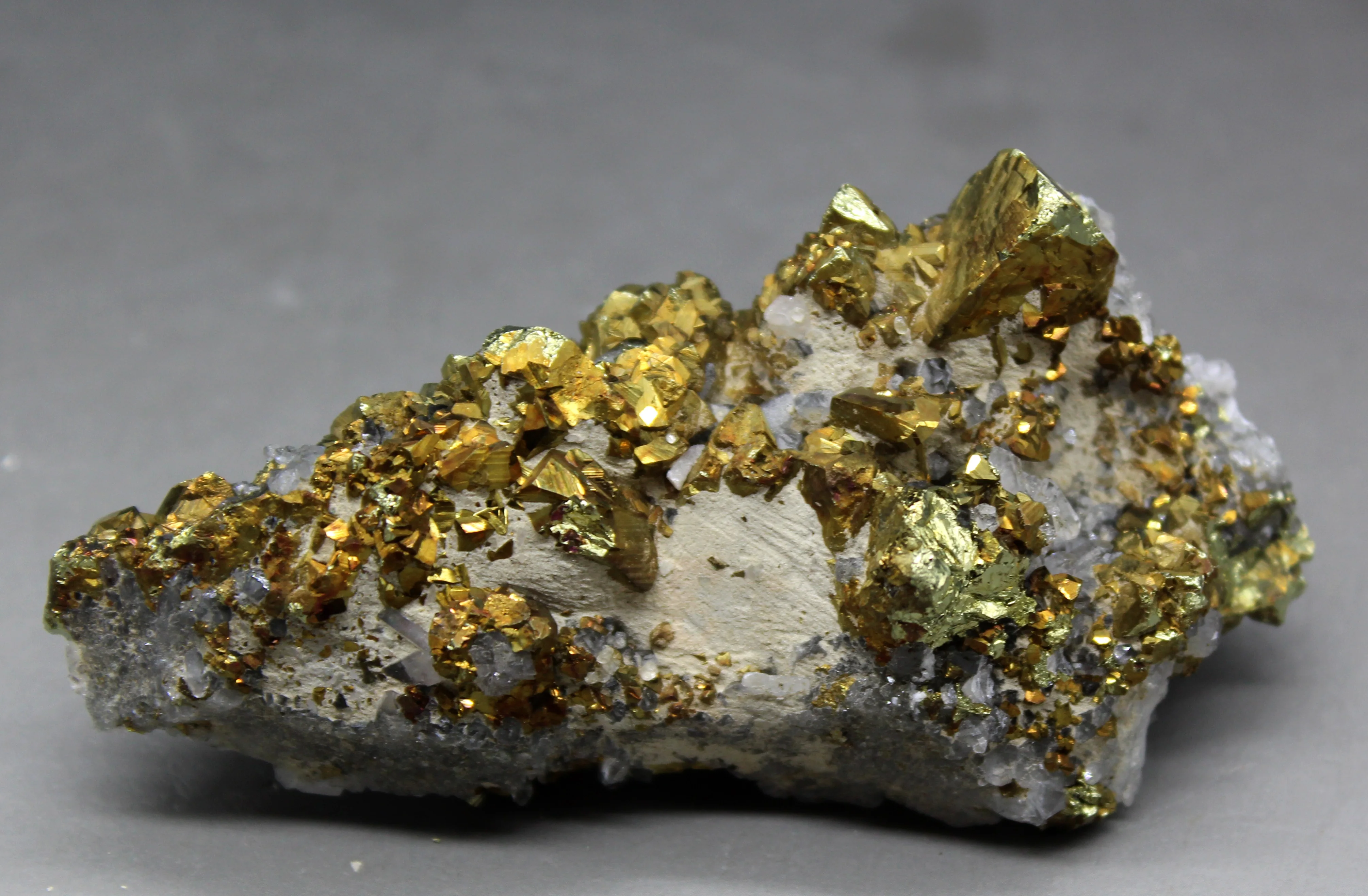 123 г натуральный Блестящий chalcopyrite и кристаллический симбиотический минеральный