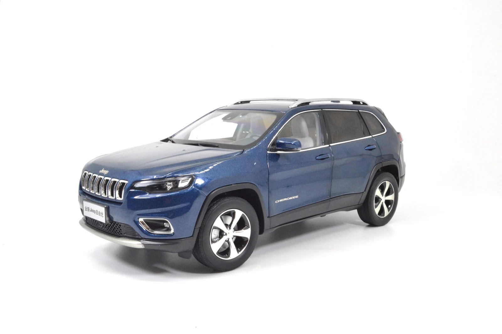 1/18 1:18 Новинка Cherokee синяя литая модель автомобиля Игрушечная модель автомобиля открываются двери