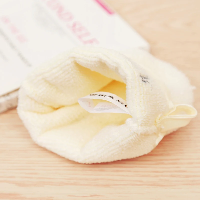 Makeup remover cleansing gloves