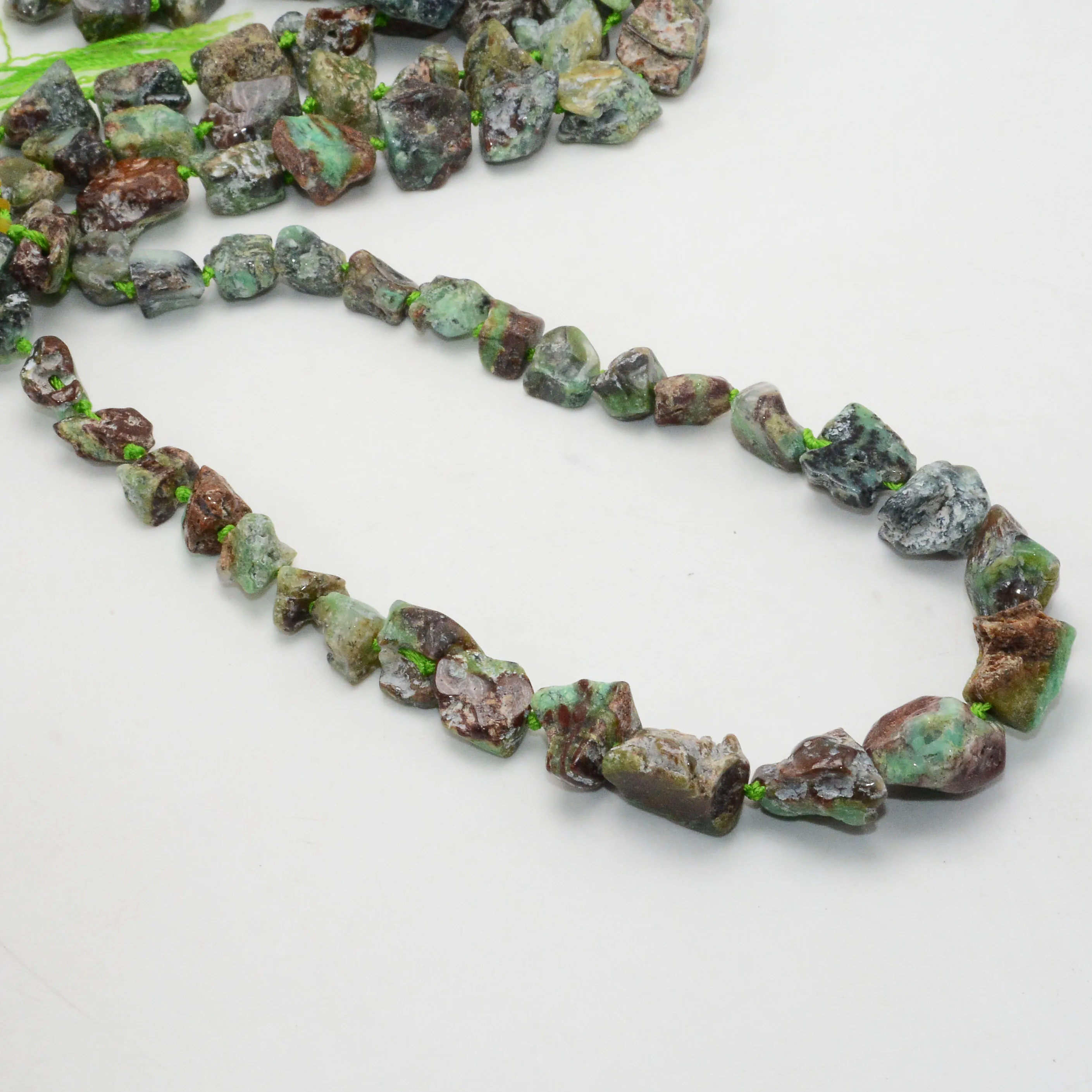 Натуральное простое качество Chrysoprase сушильное ожерелье из необработанных кусочков бисера ожерелье 12-16 мм