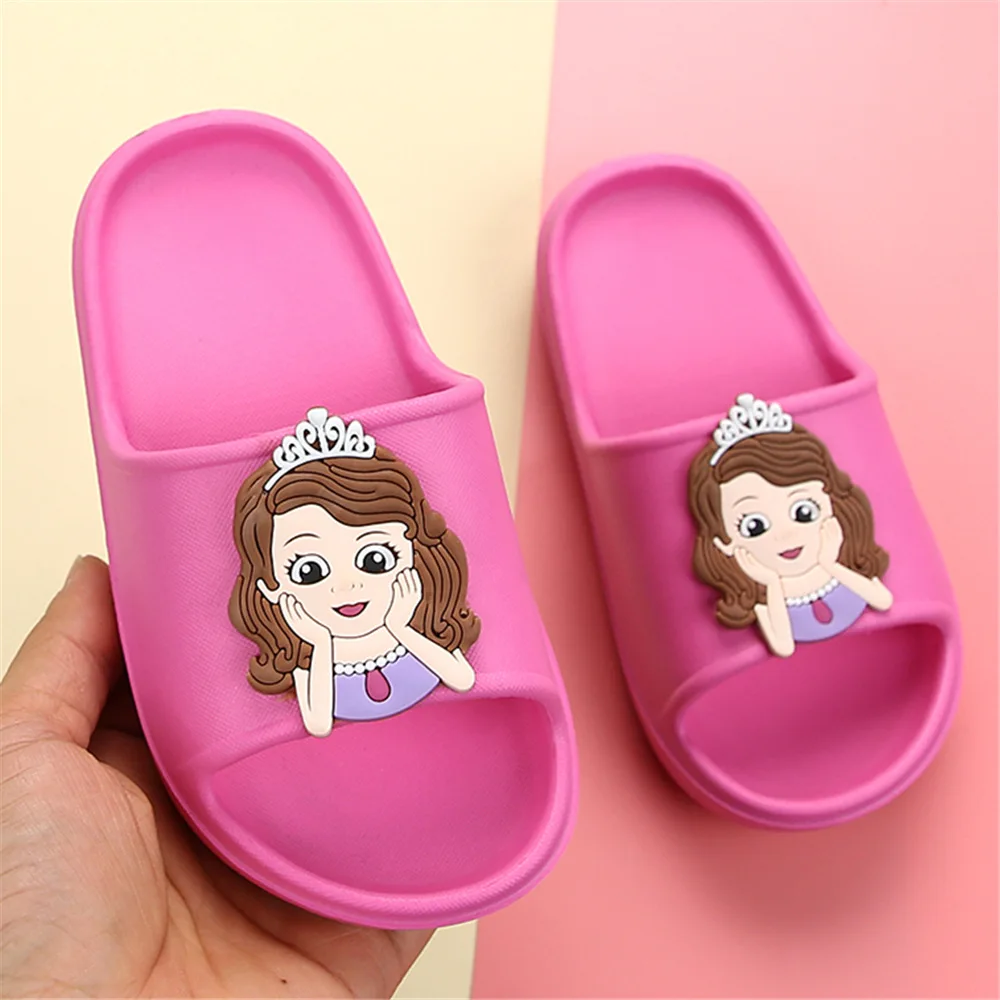 Детские тапочки для принцессы с героями мультфильмов; Летние сандалии для мальчиков; нескользящая пляжная обувь на плоской подошве; шлепанцы для плавания для маленьких девочек; шлепанцы для ванной - Цвет: Fushia pink