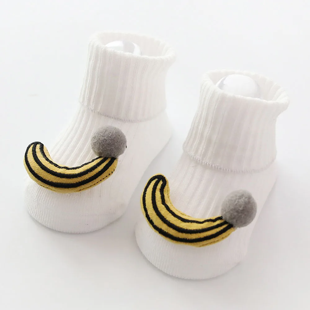 Хлопковые носки для детей от 0 до 18 месяцев Детские нескользящие носки-тапочки с мультипликационными фруктами и резиновой подошвой для малышей теплые носки для малышей на осень и весну - Цвет: banana