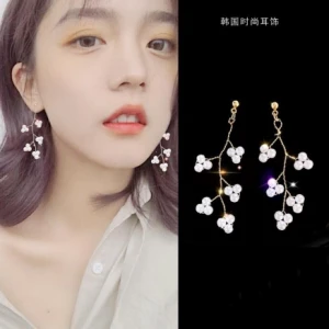 

Korean Version Of The Simple Pearl Branch Temperament Super Fairy Net Red Cold Wind Earrings Fashion Personality Leaf Earrings