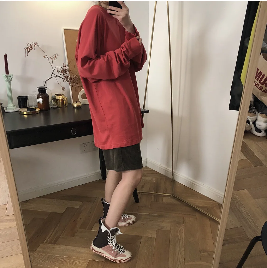 Spring's new are loose and slouchy with a long-sleeved T-shirt top