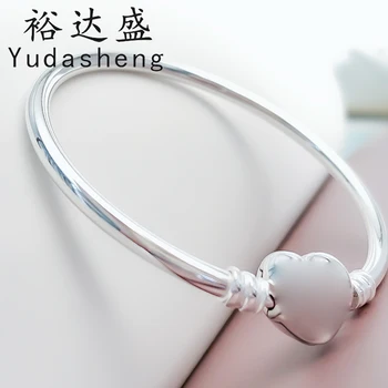 

Moments bracelets are precious can be matched with various collection charm Heart-shaped chain clasp with brand logo engraved