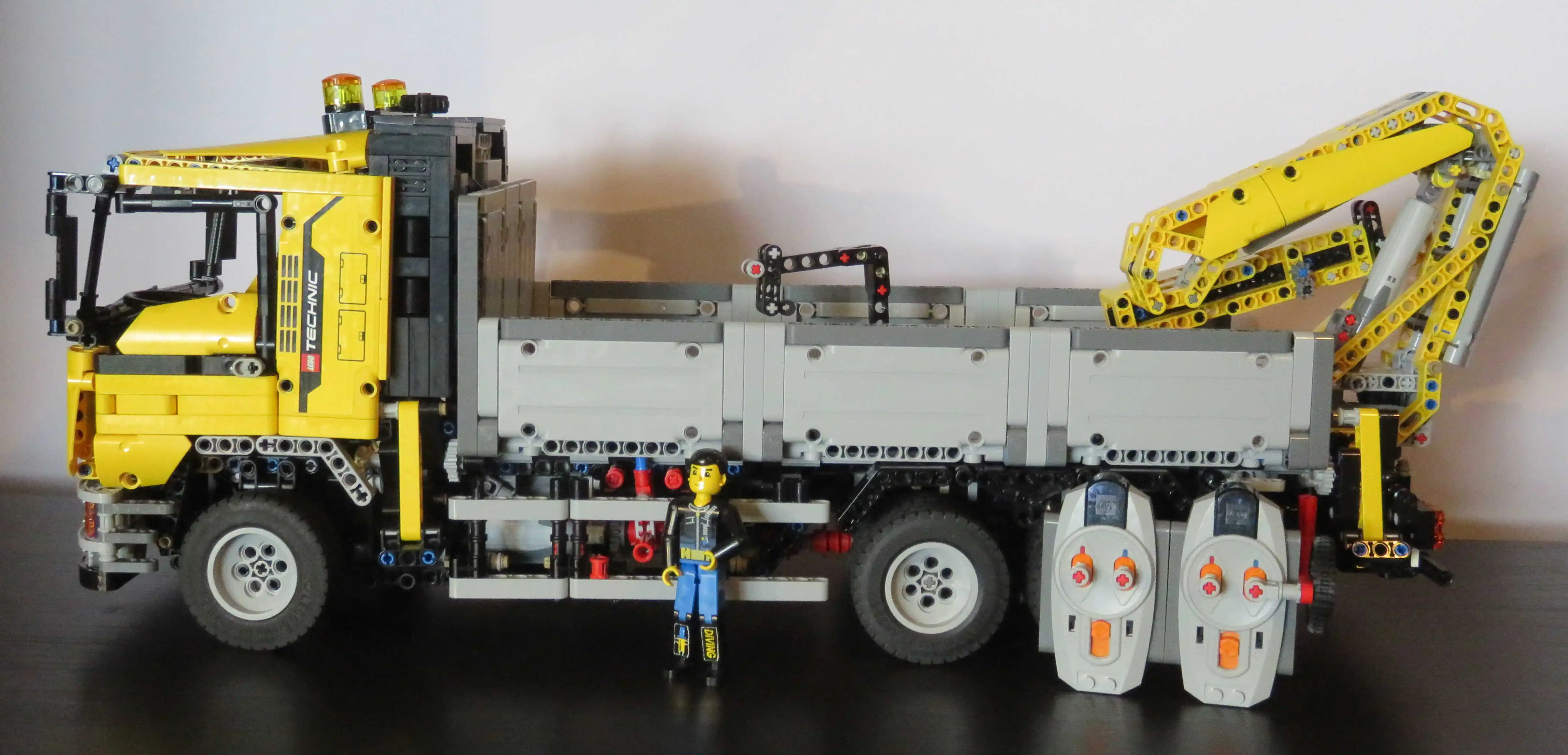 

Legoing NEW RC technology building block moc-4156 manned transport truck assembly toy electric remote control children gift
