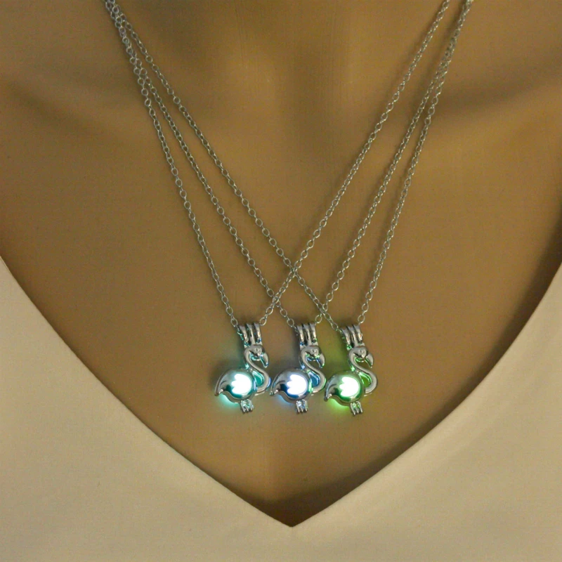 

Fashion Luminous Stone Necklace Glow in the Dark Pendant Necklace New Glowing Swan Necklace Silver Chain Jewelry for Women