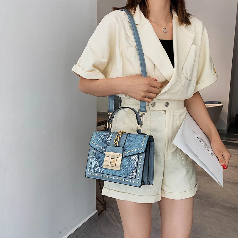 Модная Портативная Маленькая женская сумка, новая Корейская версия персональных заклепок, сумка через плечо, дикая маленькая квадратная сумка