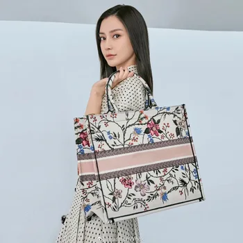 

Baby with angelababy star with 20 summer lapel posed with wave point single-breasted belt dress with short sleeves