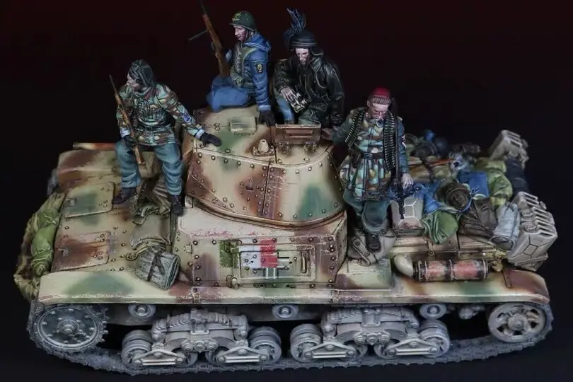 1/35 модельная фигурка из смолы 4 фигурки (без бака) разобранные неокрашенные