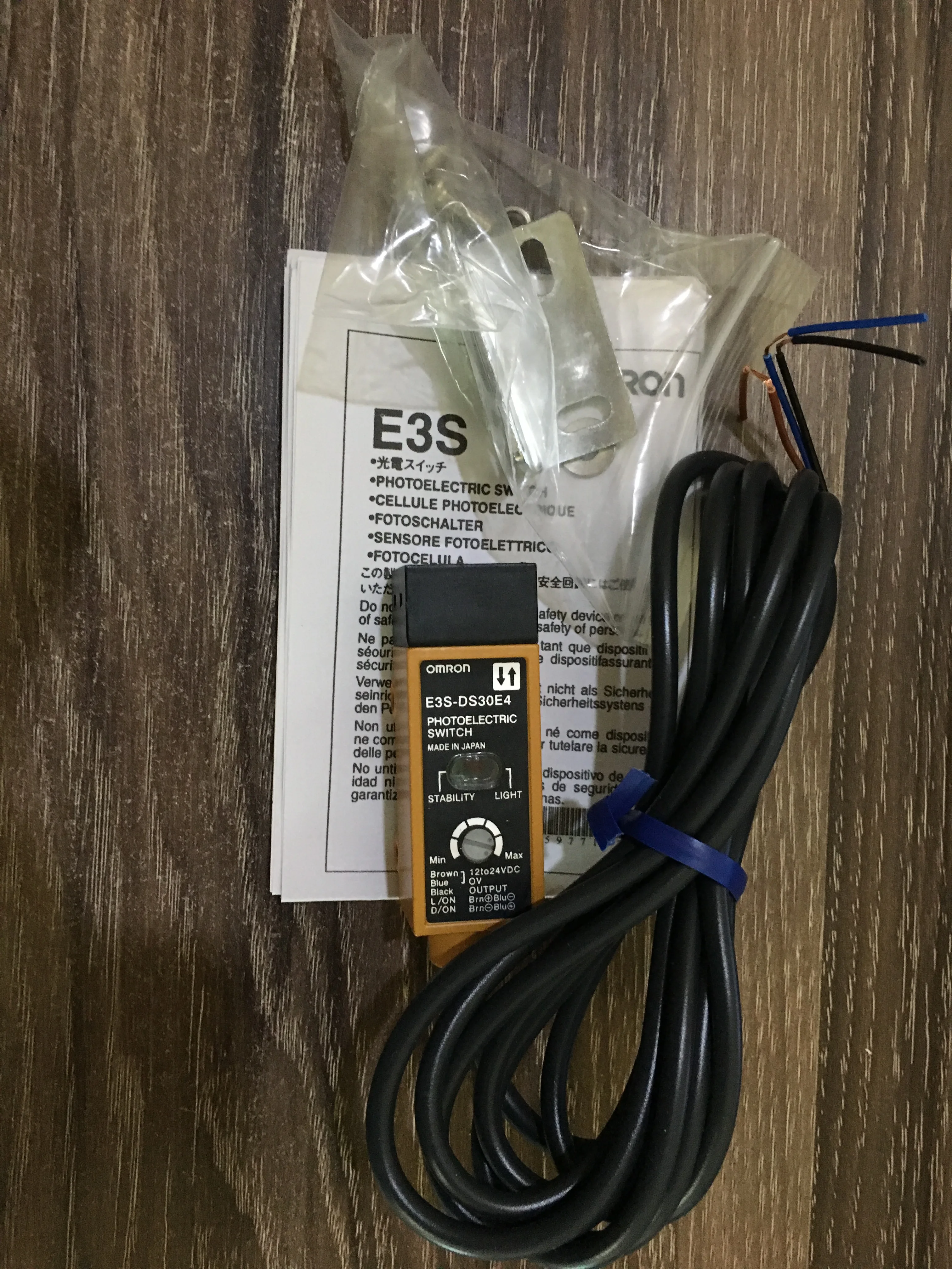 

E3S-DS30E4 OMRON photoelectric sensor