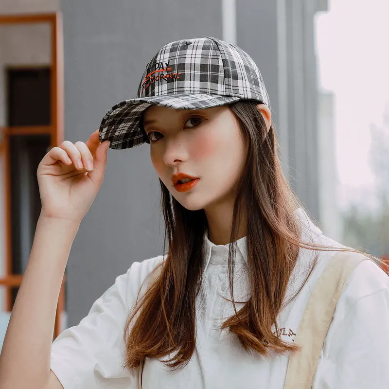 Ретро клетчатая шляпа Женская дикая Повседневная шикарная пиковая Кепка Весенняя и летняя алфавитная Вышивка Уличная бейсбольная кепка мужская