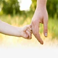 parents holding small hand Store
