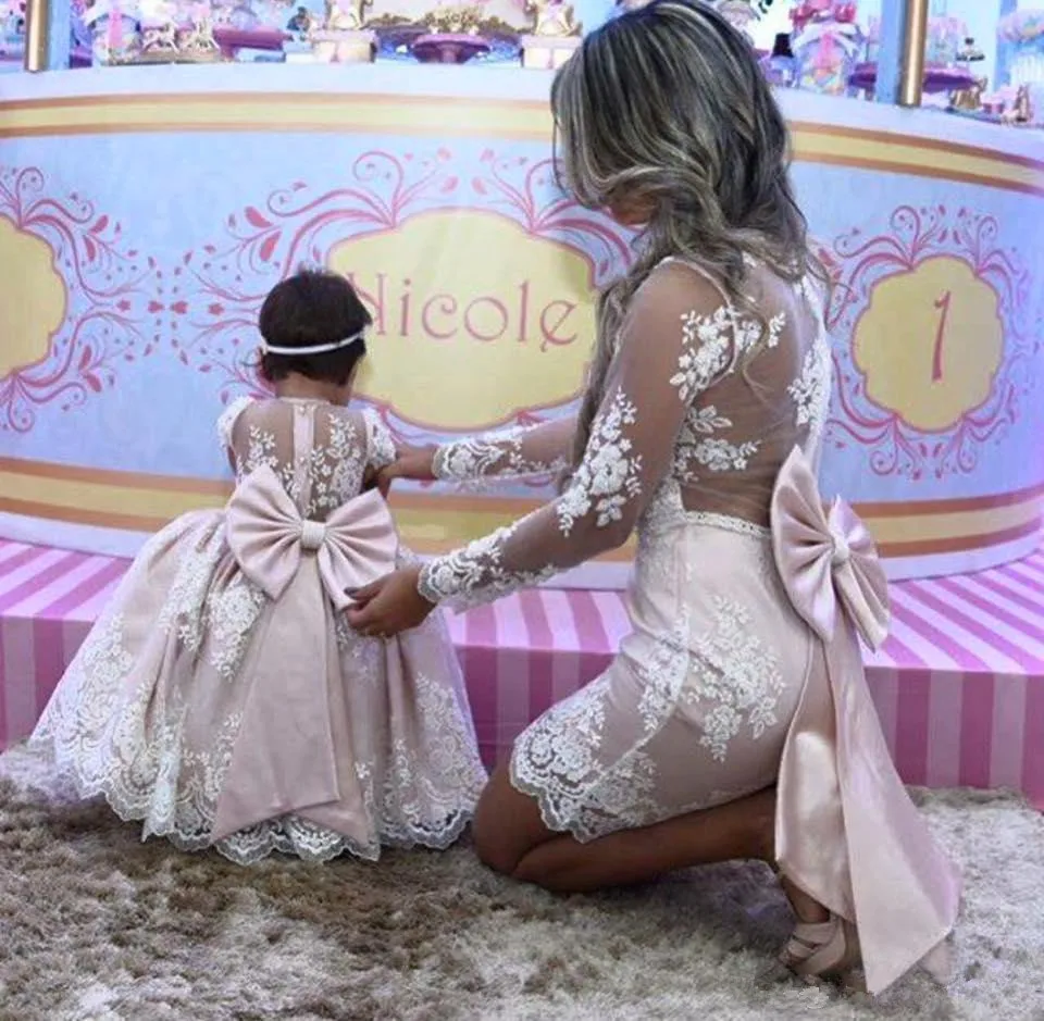 Moeder Dochter Bloem Meisje Jurken Lange Mouwen Moeder Van Bruid Jurken Met Grote BowPrincess Roze kant Baljurk Moeder Dochter Bloem Meisje Jurken Lange Mouwen Moeder Van Bruid Jurken Met Grote BowPrincess Roze kant Baljurk