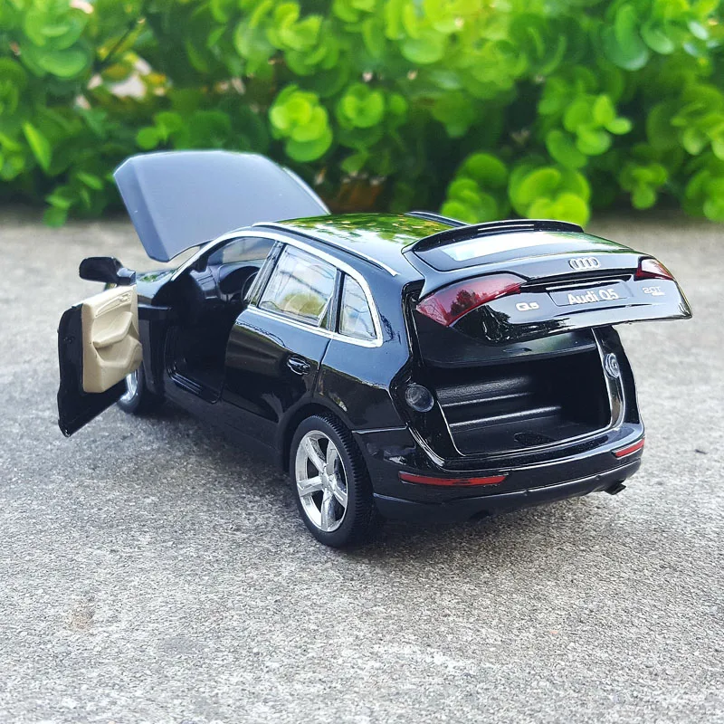 1:32 AUDI Q5 SUV Alloy Car Model Diecasts & Toy Vehicle Metal Car Model Collection Sound and Light High Simulation Kids Toy Gift 4