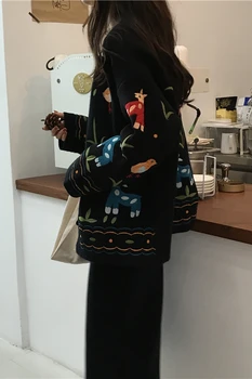 

2019 new loose long-sleeved round neck soft placket on both sides wearing retro embroidery sweater