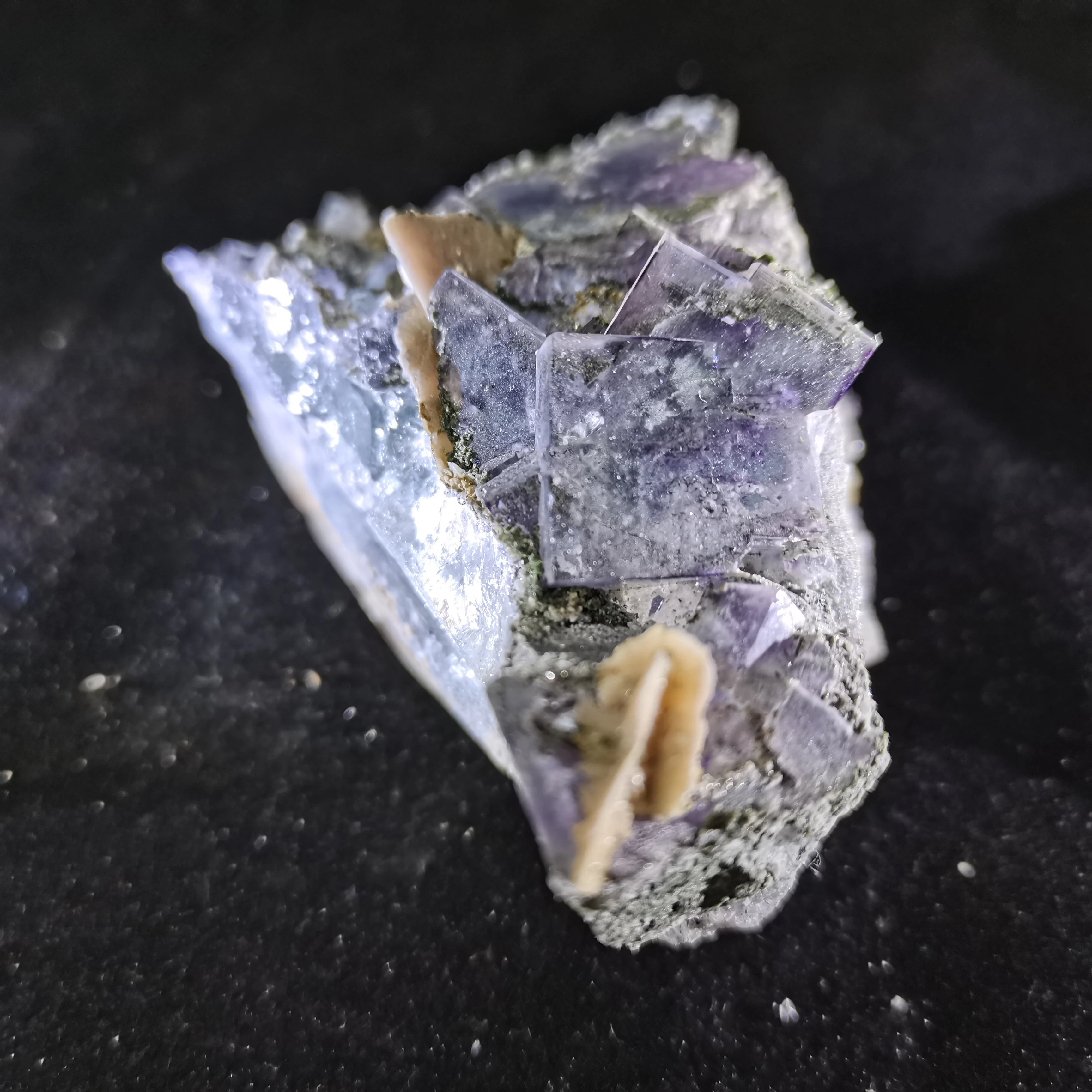 

282.4gMineral samples of natural Yaogangxian fluorite, mica flake and wolframite