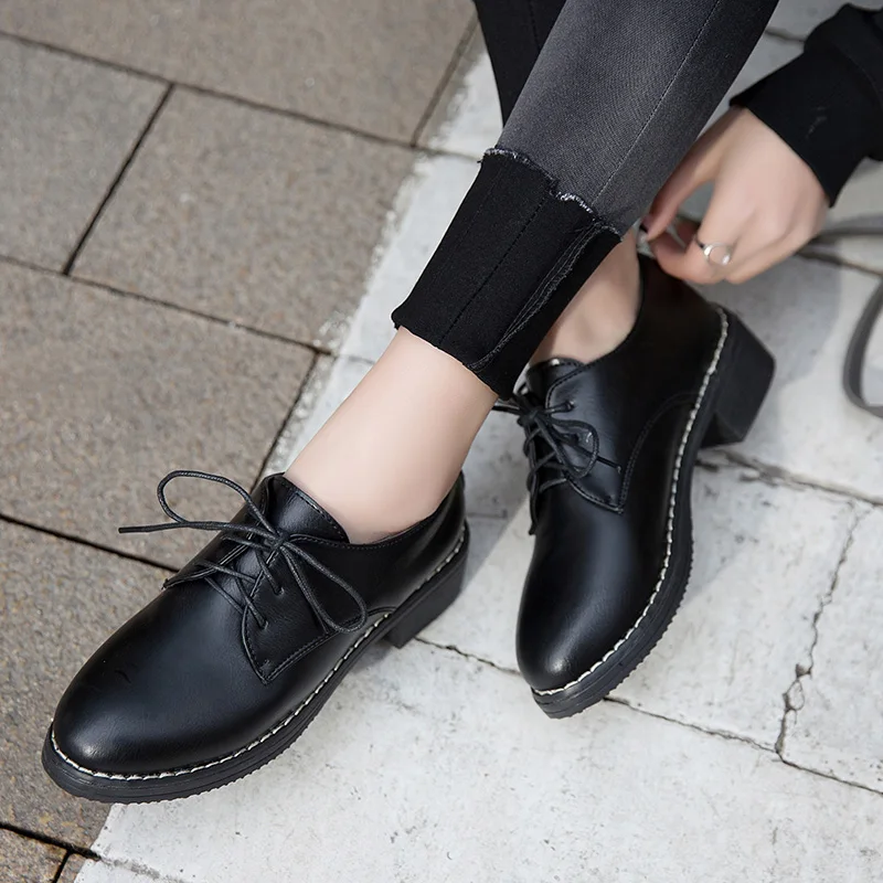 Блестящие/матовые черные кожаные туфли корейские студенческие Модные Туфли-оксфорды из лакированной кожи с перекрестной шнуровкой женские тонкие туфли на толстом каблуке