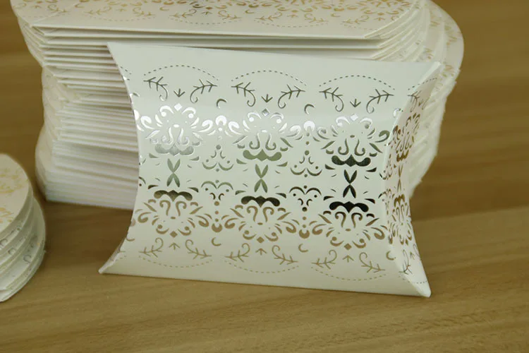 

50PCS Bling Silver Pillow Shape Wedding Favors Gift Box for Candy Wedding Gifts For Guests Packaging Box Present Caixa