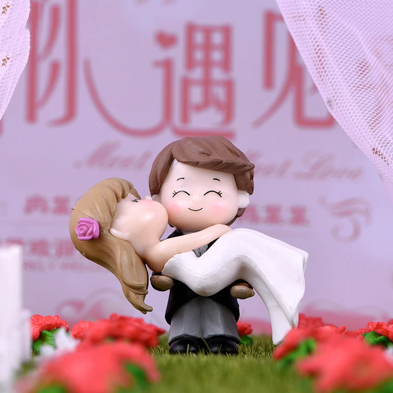 Микро влюбленные миниатюрный пейзаж Жених носить невесты в руках статуэтки влюбленных орнамент для свадебной вечеринки украшения дома