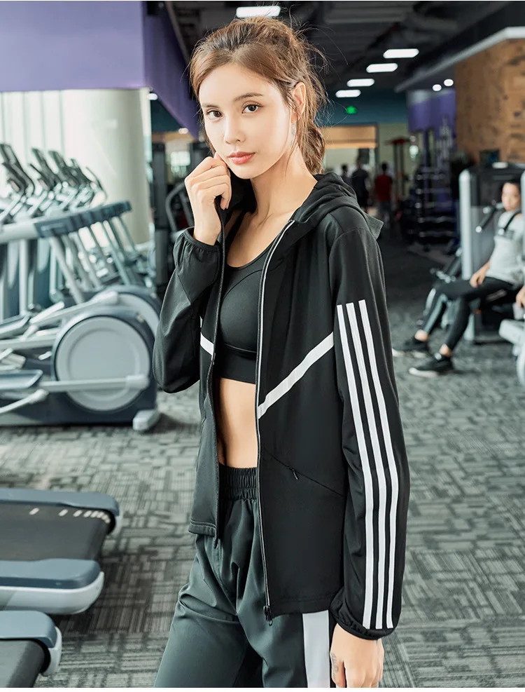 FE579 полосатая Женская куртка с капюшоном для йоги куртка для бега куртка на молнии Одежда для фитнеса топы Спортивная Толстовка