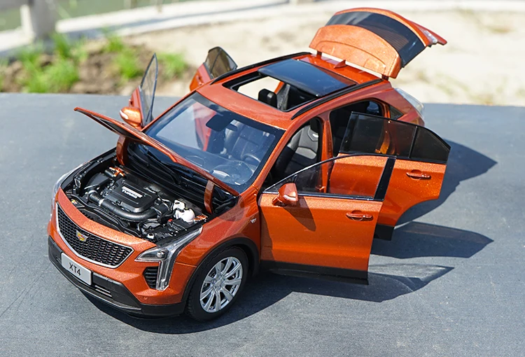 Литая 1:18 Cadillac XT4 дилер издание Коллекционная модель автомобиля SUV с небольшим подарком