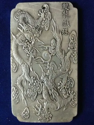 Exquisito antiguo chino tibetile plata doble dragón Thangka amuleto placa 136 г