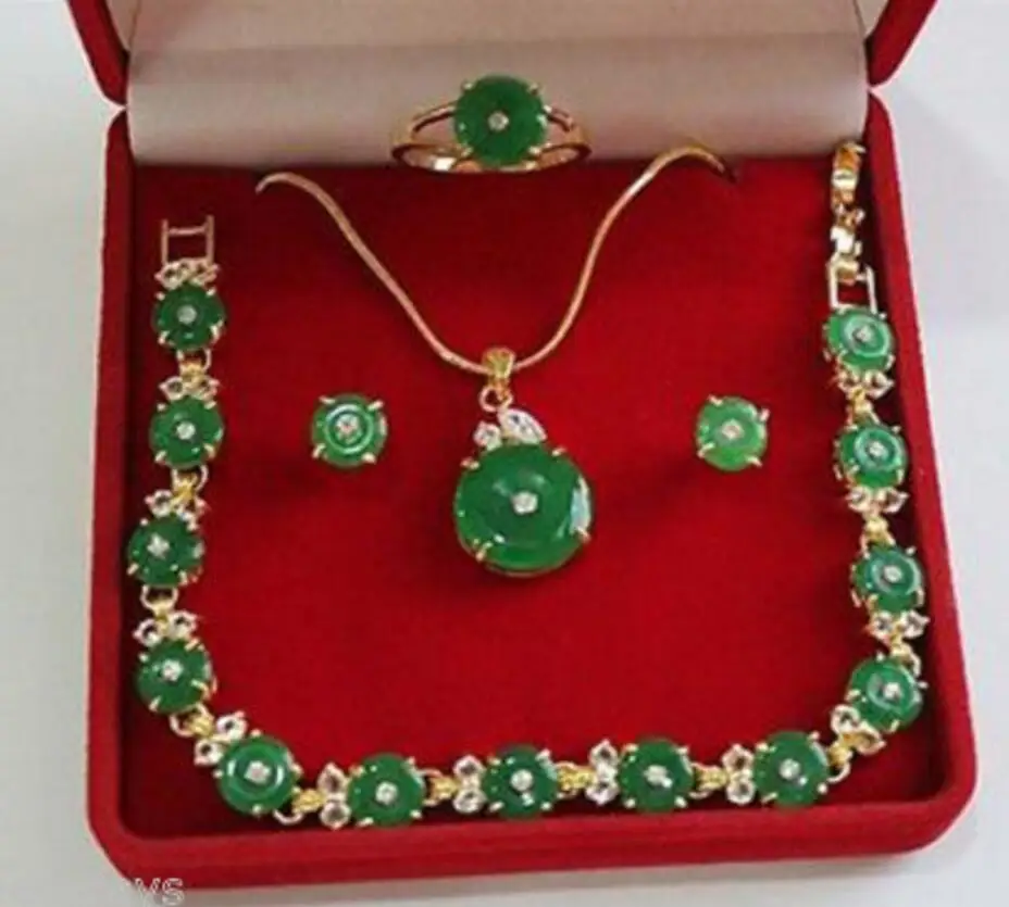 

Beautiful green jade necklace/bracelet pendant earring ring set