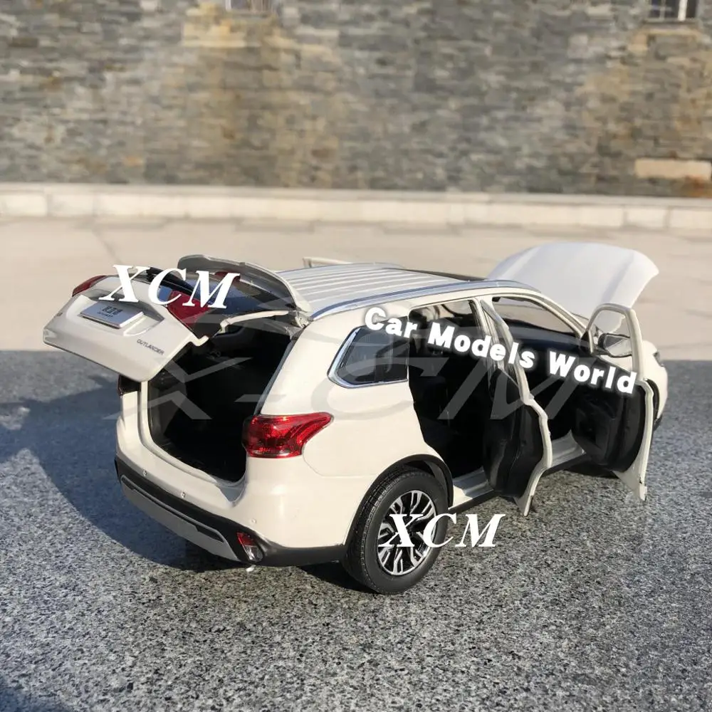 Литая модель автомобиля для Outlander 1:18(белый)+ маленький подарок