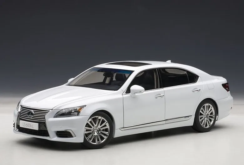 Литая классическая игрушка в подарок 1:18 Autoart Lexus LS600HL 2013 черный/серебристый/белый