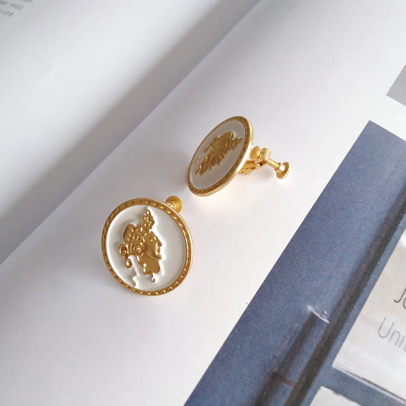 white clip earrings Женские серьги-клипсы в форме головы с тиснеными монетами, Винтажные серьги-клипсы в форме круглой кнопки без пирсинга для женщин, для офиса - Окраска металла: white clip earrings