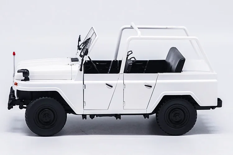 Уполномоченным завод литья под давлением 1:18 Beijing Jeep BJ212 белый классический игрушечный автомобиль модели для подарка, коллекция