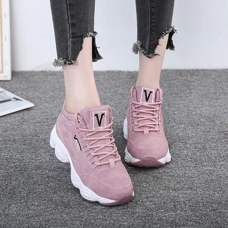 tenis amarrado no tornozelo