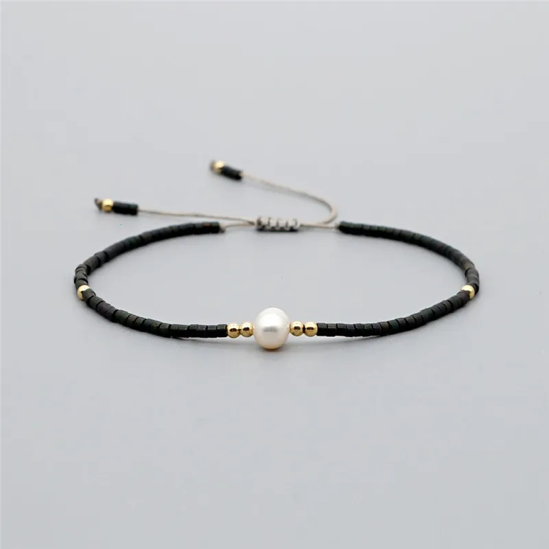 bracciali dell'amicizia fatti a mano con zampa di gatto o cane set di fili o perline. tutorial sul modello normale macramè. 7938006 Arte vettoriale a Vecteezy